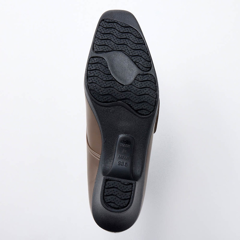 ゴム部分にセラミックスを配合した、衝撃も和らげる一体型ソール