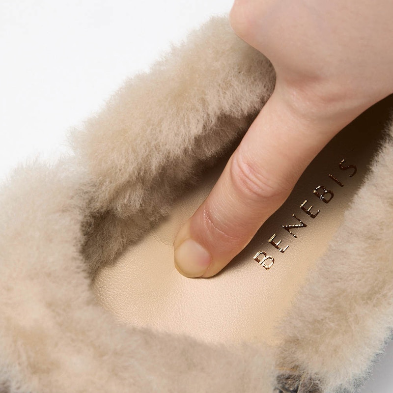 立体中敷が足裏への衝撃を軽減し、ラクな履き心地