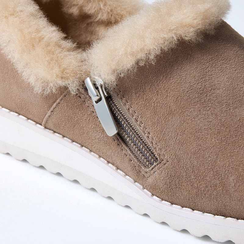 外側ファスナー仕様で着脱がラク