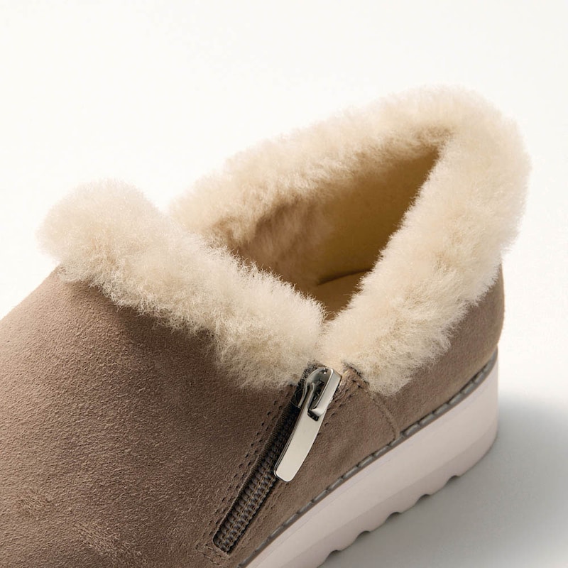 暖かく毛が抜けにくいリアルムートンをアッパーの内側全体に使用