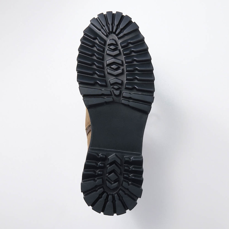 一体成型の厚底軽量ソールで歩きやすい