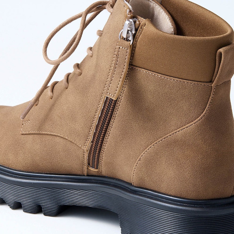 内側は持ち手付きの斜めファスナーで脱ぎ履きがスムーズ