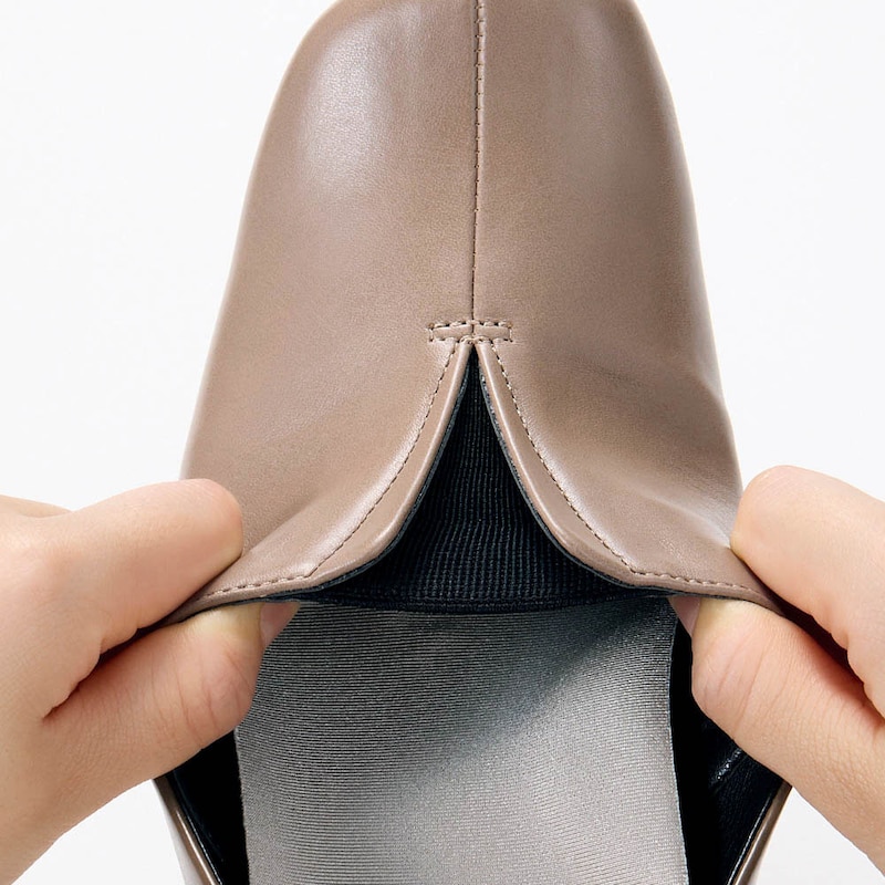 甲深デザインでも隠しゴム仕様で脱ぎ履きがスムーズ