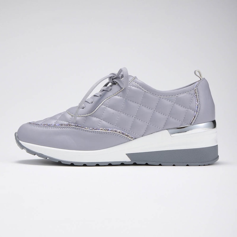 脚長効果のあるヒールアップスニーカー