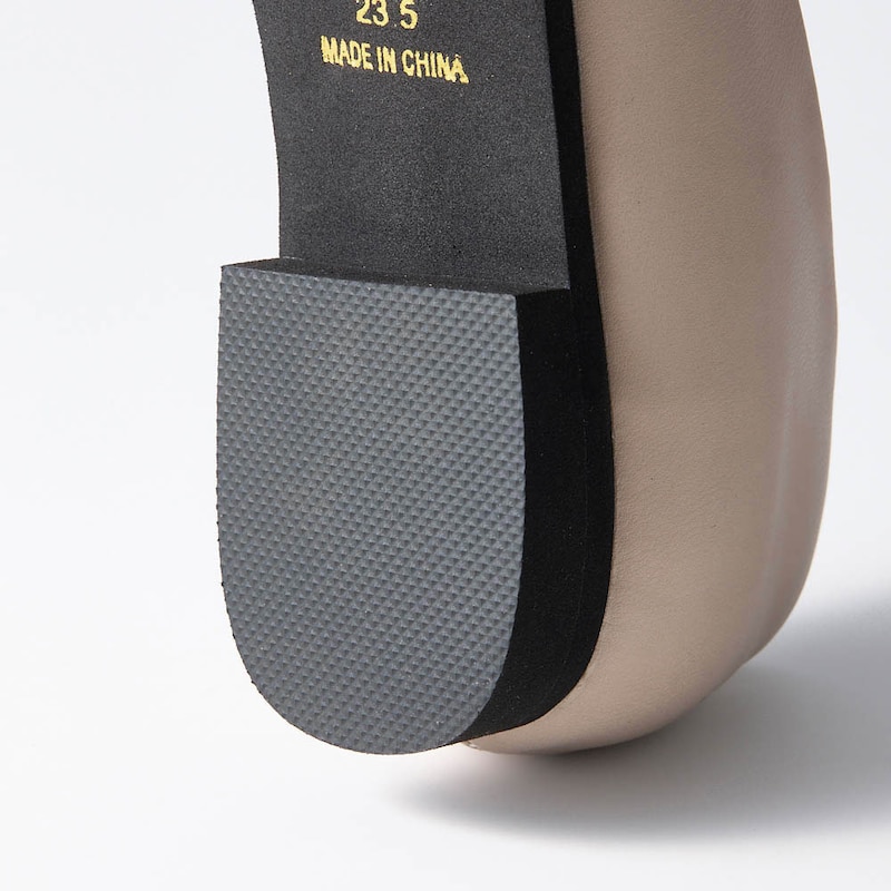 コツコツ音を軽減し衝撃を吸収する厚めの靴底