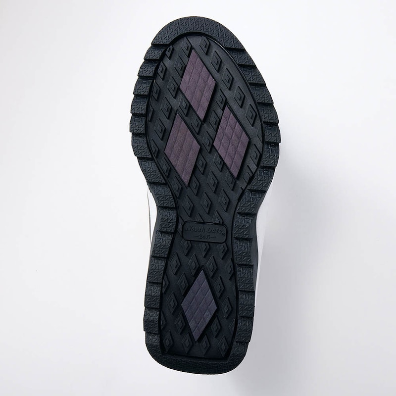 ガラス繊維配合ソールで凍った路面もガシッと掴む