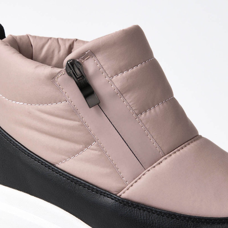 サイドファスナー付きで脱ぎ履きがラク