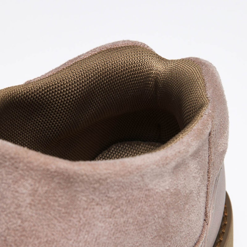 かかと芯の特殊構造とソフトなクッション材により、手を使わずにサッと脱ぎ履きが可能