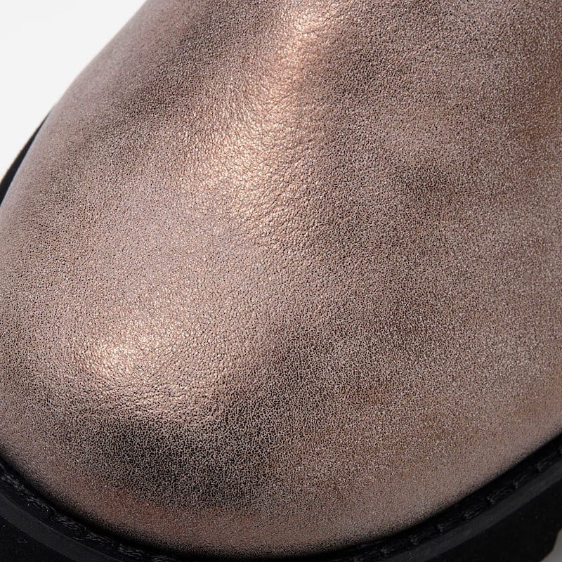 ブロンズはほのかな光沢が印象的