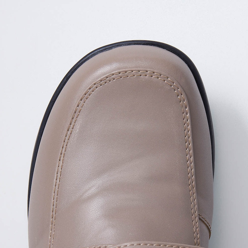 通常より指まわりに厚みをもたせたワイドオブリークトウ