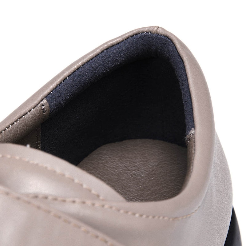 足あたりがやわらかな履き口パッドで靴擦れを防止