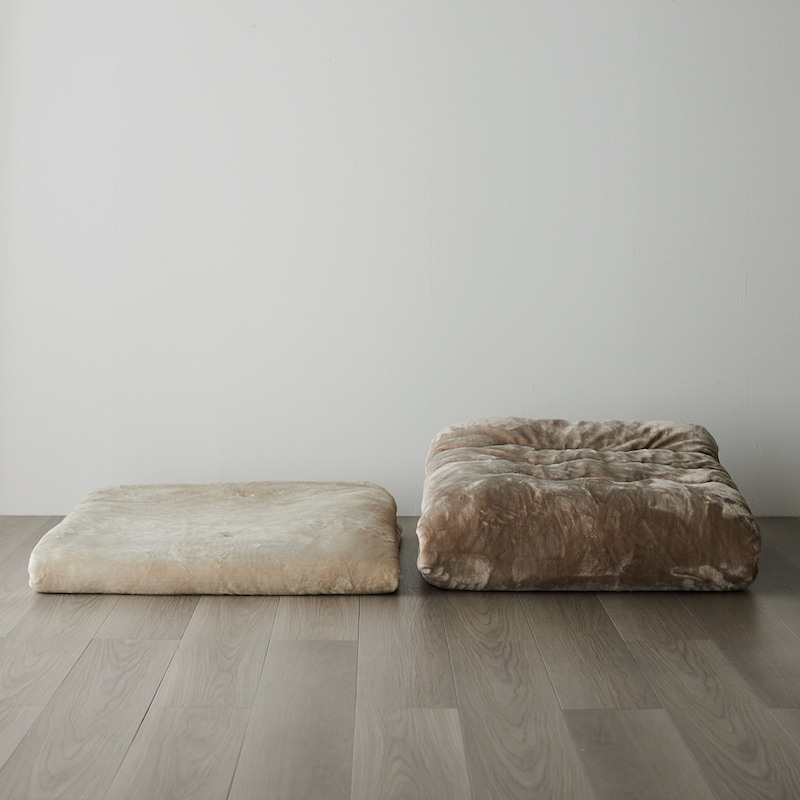 中わた量が少なめなので、収納時や洗濯でも扱いやすい。（右：一般的なこたつ布団）