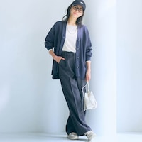 モデル身長165cm／M　オフホワイト着用