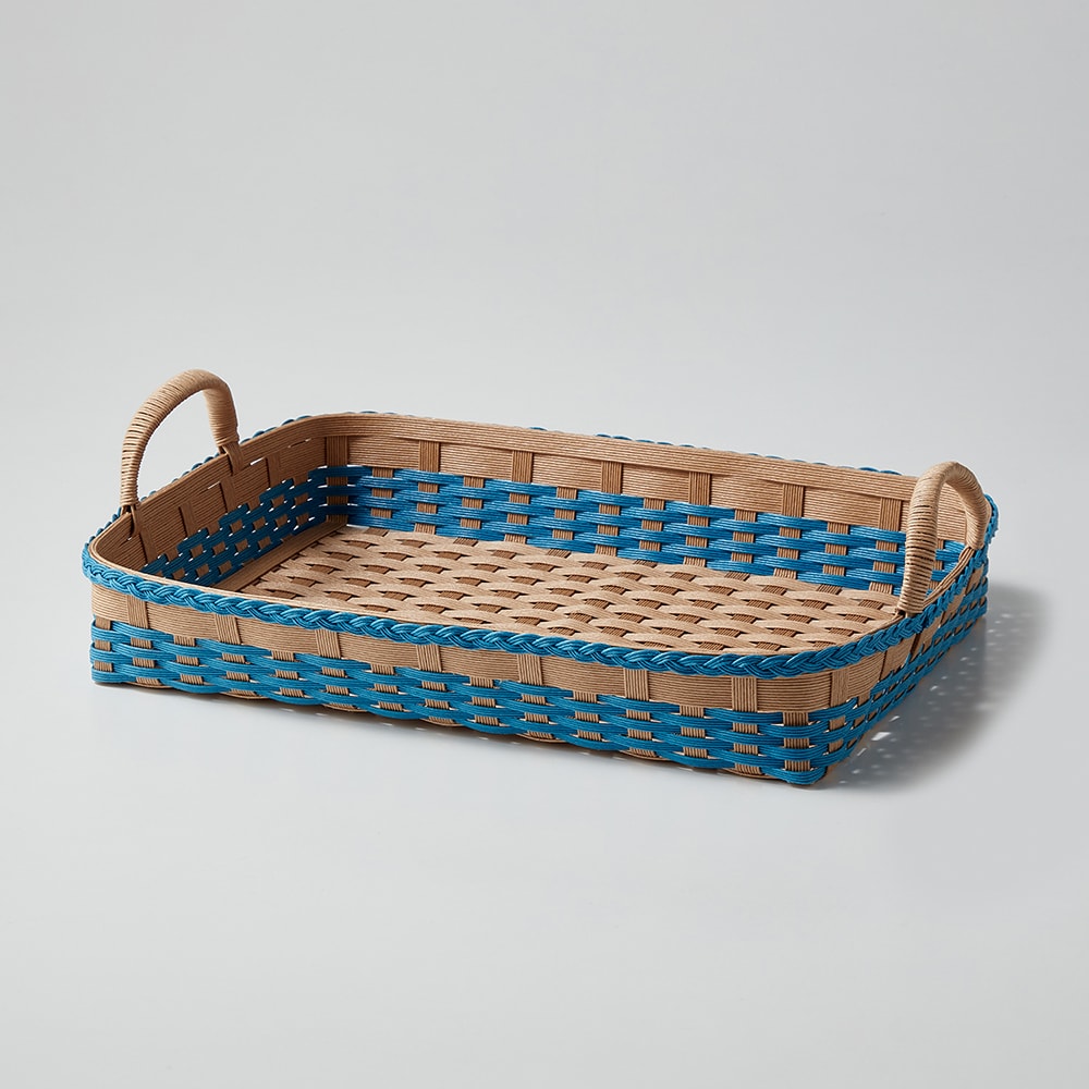 三つ編み付きのトレイ●約25×34×5.5(高さ)cm(持ち手含まず)