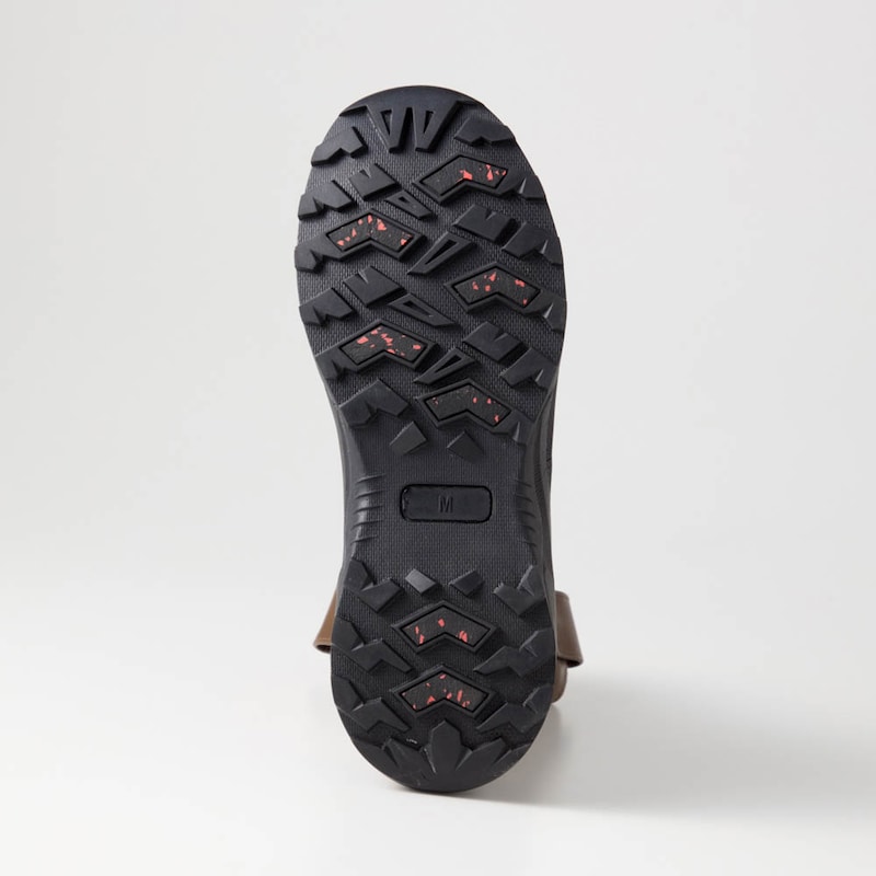 凸凹のある形状とガラス繊維配合のソール