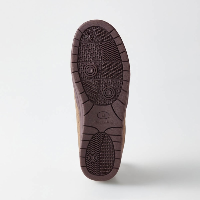 グリップ性が高く歩きやすいスニーカーソールを採用