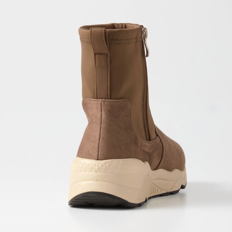 スタイルアップが叶う程よい厚底タイプ