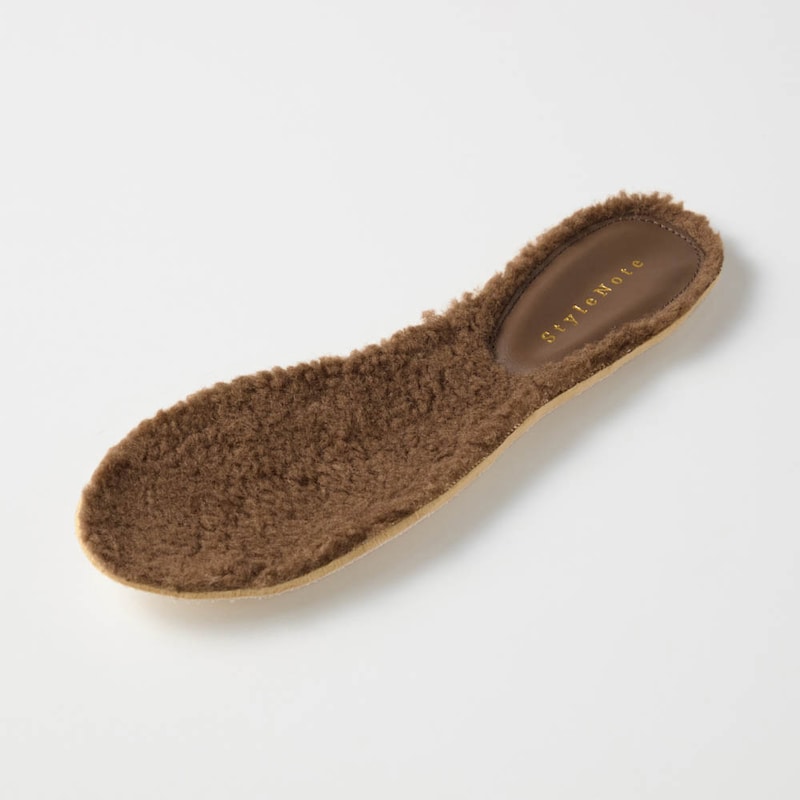 中敷きに吸湿発熱ボア素材を採用し足元の冷え対策に