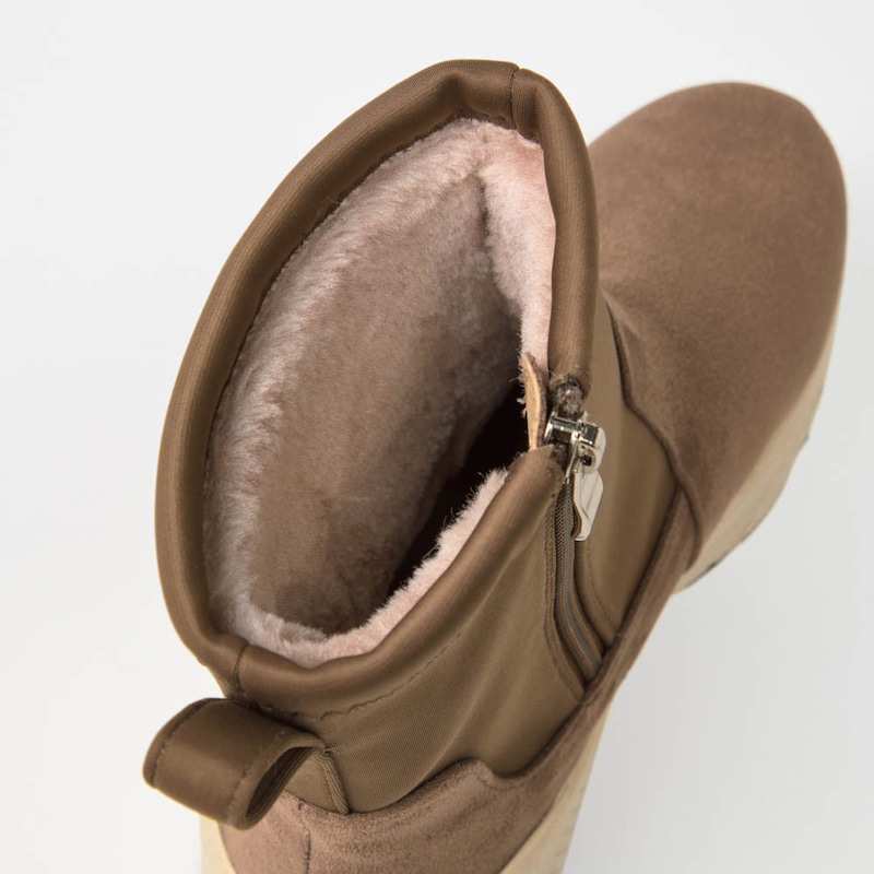 裏側がボア素材で足首まですっぽりあたたかい