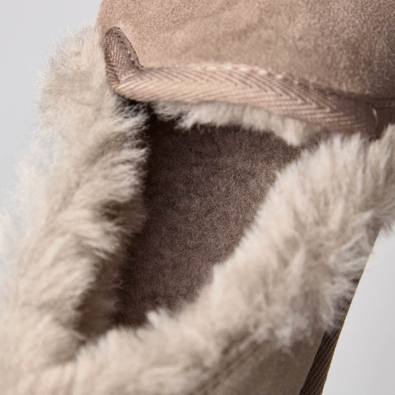 ふわふわのファーに包まれた履き心地は靴下いらずのあたたかさ