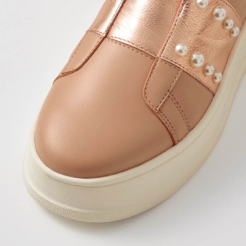 足なじみのよいやわらかな羊革を使用