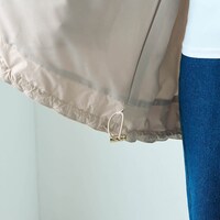 裾部分のドロストでシルエットや丈感を変えられ、着回し力も抜群