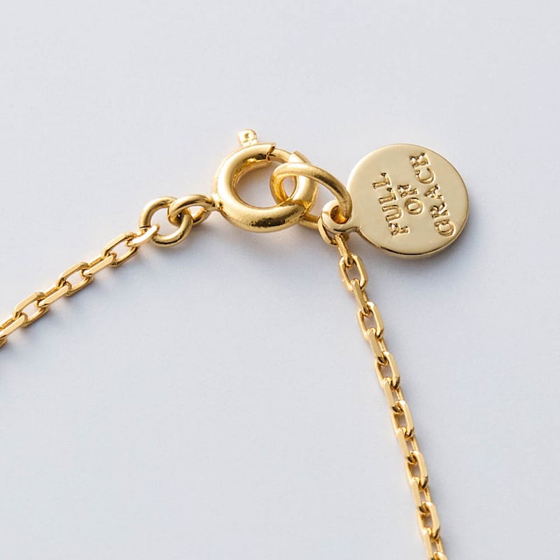 モチーフ裏とアジャスターのプレートにブランド名の刻印入り