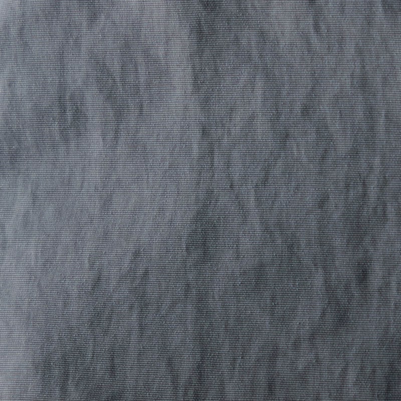 丈夫で軽いナイロン素材で気負わず日常使いが可能