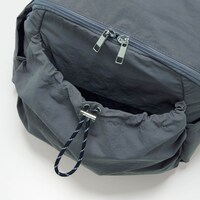 フロントポケットはドロスト使いで開け閉めがラク