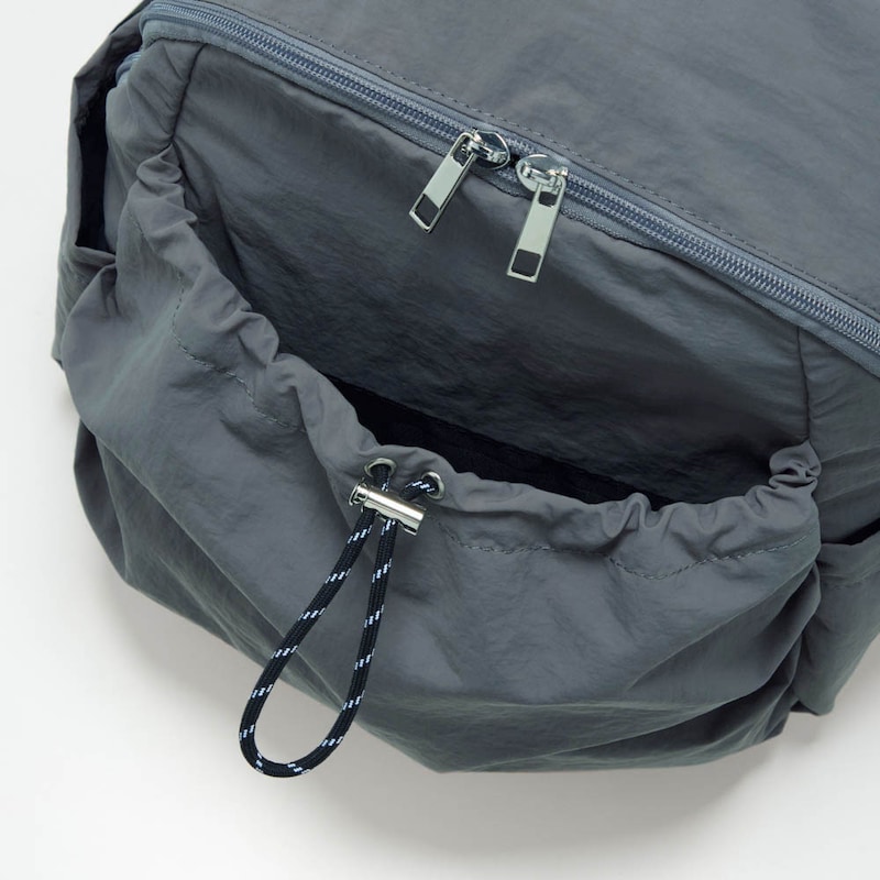 フロントポケットはドロスト使いで開け閉めがラク