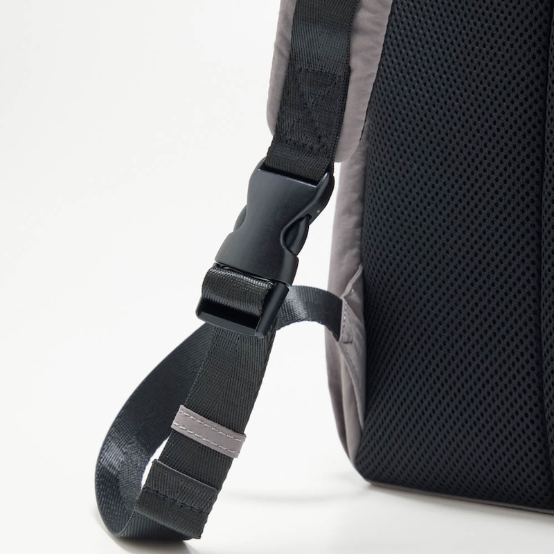 肩ひも下部はバックル仕様で背負ったままワンタッチで取り外し可能