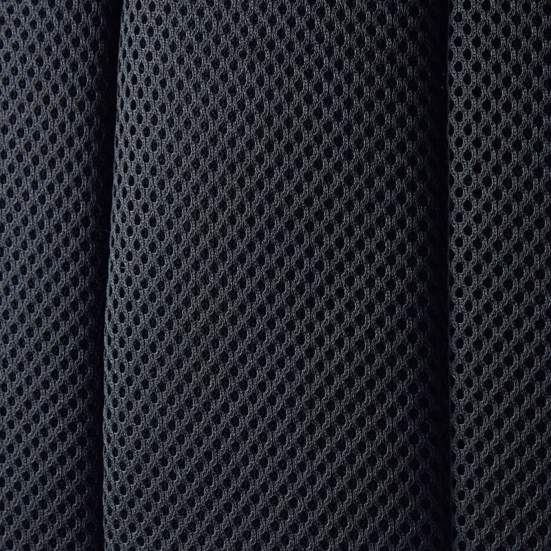 背面は通気性があるメッシュ使いで蒸れにくい作りに
