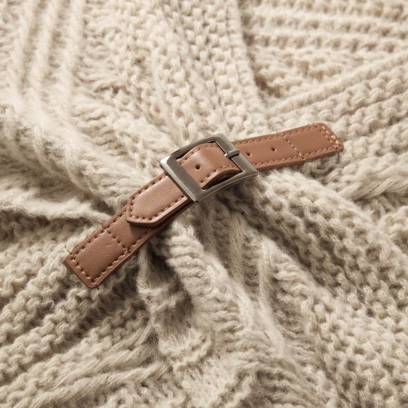 ストールの端をベルトに通すだけで決まる仕様