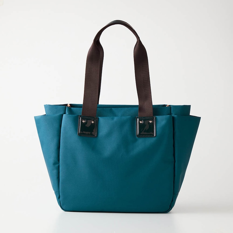 安定感のある太めの持ち手で荷物をたくさん入れても持ちやすい