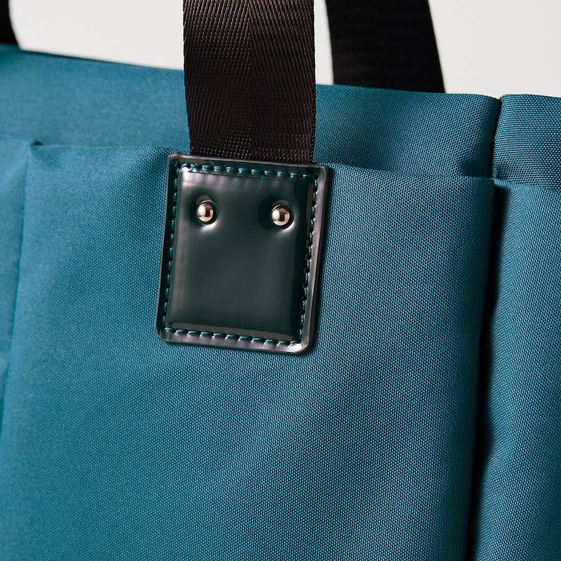 軽やかなポリエステル素材