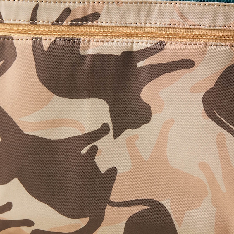 バッグの内生地は癒しの猫柄プリント