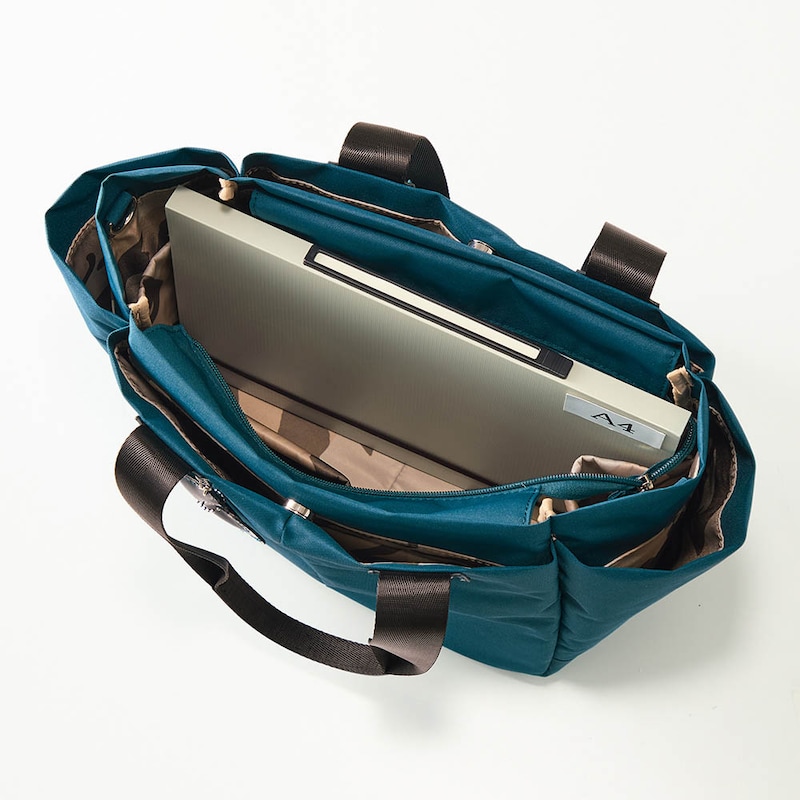 A4サイズのファイルやタブレットもラクラク入る大容量