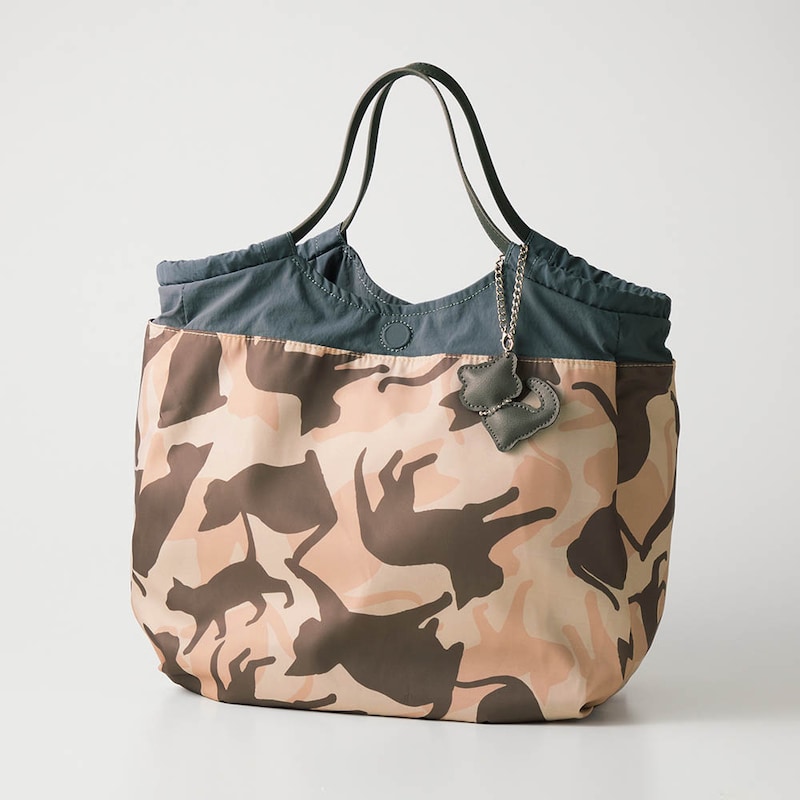 その日の気分やコーデに合わせて使える猫柄とのリバーシブル