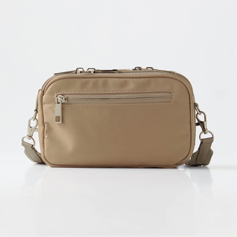 どんなコーデにも似合うシンプルなデザイン