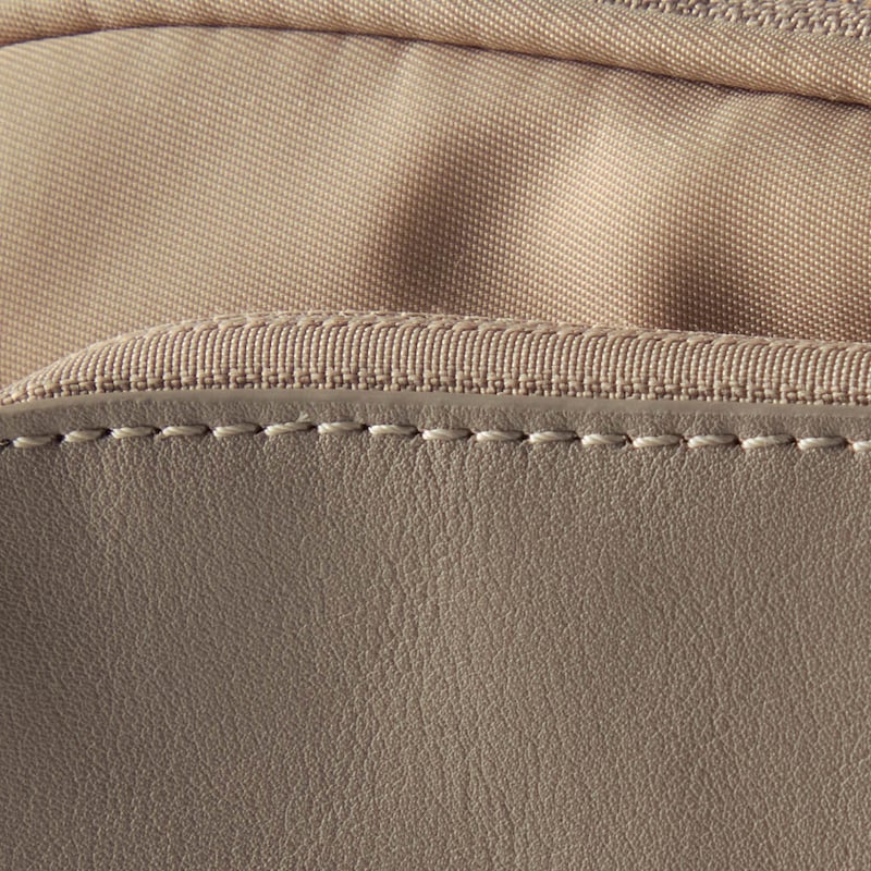 軽やかな持ち心地のナイロン×合成皮革素材