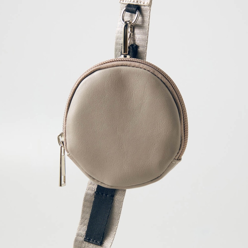 ポーチはリップや目薬入れに