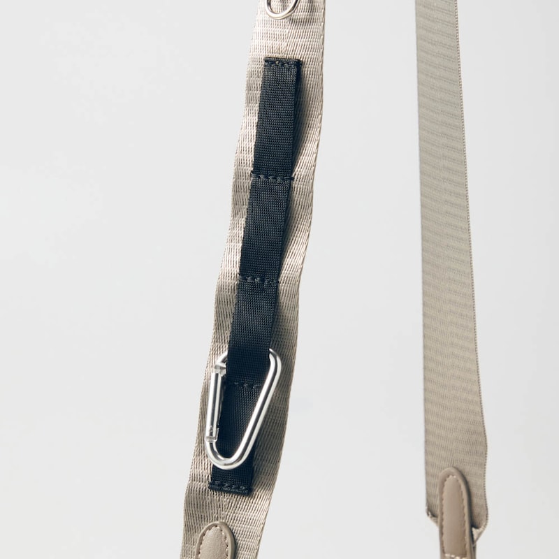 カラビナ付きでお好みのものをぶら下げておけて便利