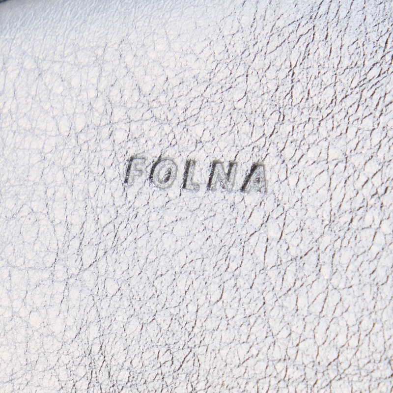 牛革を使用し、しっかりモード感を楽しめる