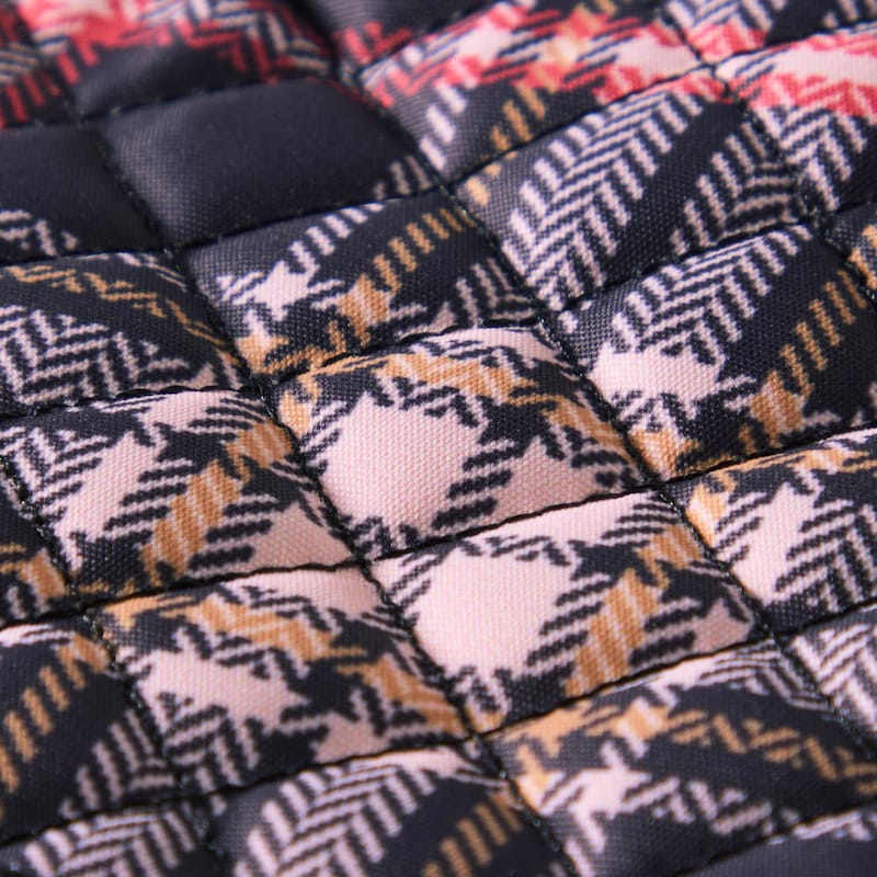 表生地と裏生地の間に防水フィルムを挟み込んだ仕様で雨や冷たい風が入りにくい構造