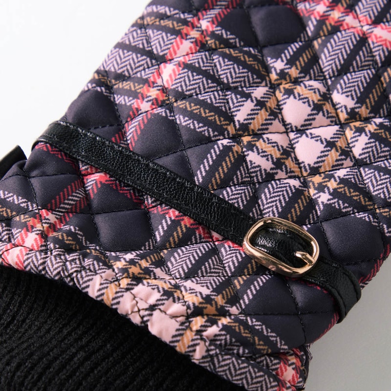 手首のベルトでデザイン性をプラス