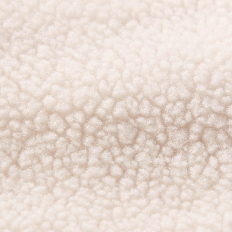 裏側は起毛素材でアウターに合わせて表と裏を使い分けできる