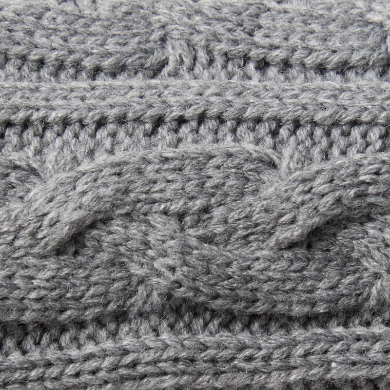 普段の服装に合うケーブル編みニット