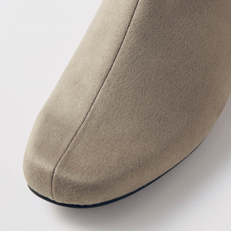 足指に沿わせたスマートオブリークトウでラクに履けてすっきり見え