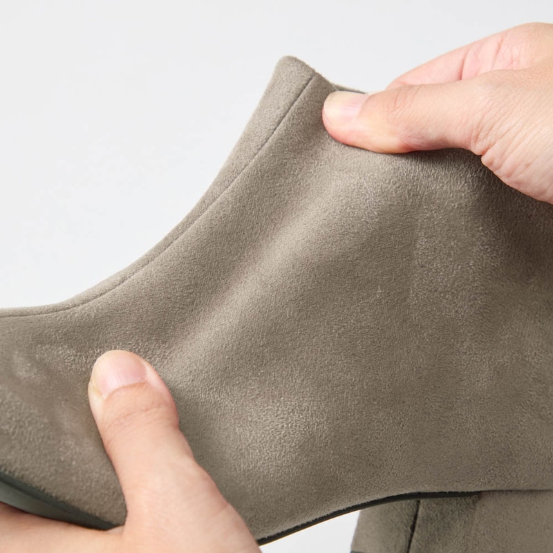 アッパーは程よくストレッチが効いて窮屈さを軽減