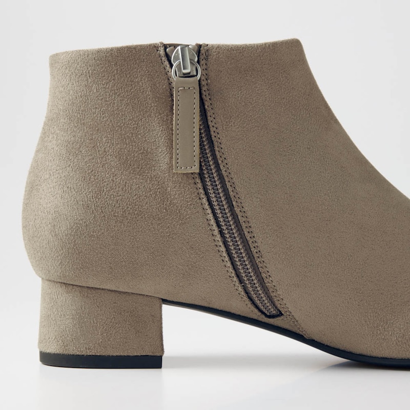 上げ下げしやすい斜めファスナー